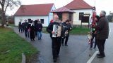 Průvod z kaple v doprovodu kapely Marnotratníci